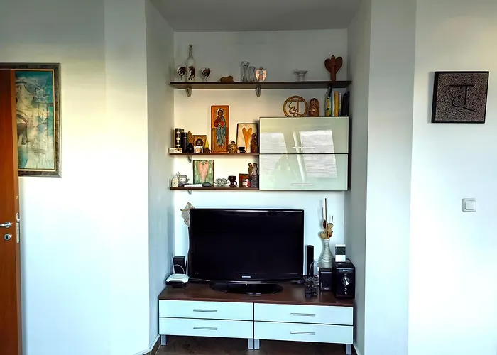 Hristy\'S 2 Bedroom Spacious Apartment Plus Garage!!!