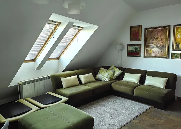 Hristy\'S 2 Bedroom Spacious Apartment Plus Garage!!!