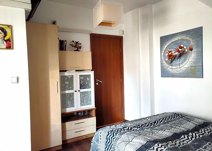 Hristy\'S 2 Bedroom Spacious Apartment Plus Garage!!!