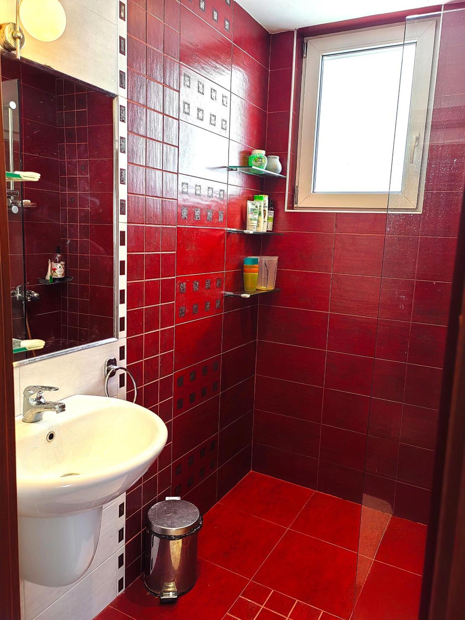 Hristy's 2 Bedroom Spacious Garage!!!